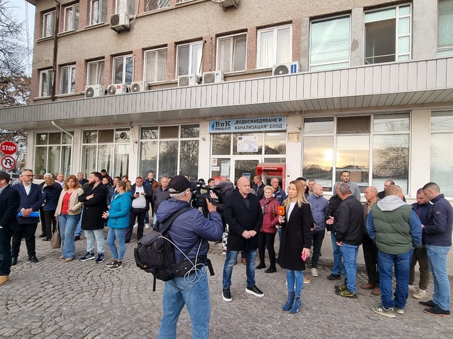 Кметове на над 40 села от община Тунджа излязоха на протест пред ВиК – Ямбол заради системни проблеми с водоподаването