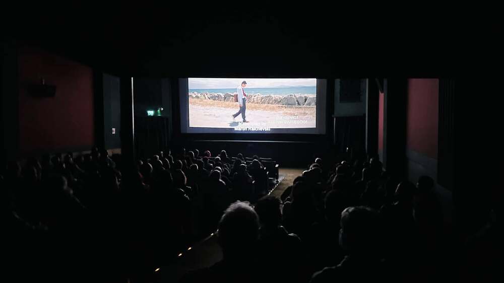 При препълнена зала в Сиатъл беше прожектиран филмът „Не затваряй очи“, съобщи почетният консул на България в щата Вашингтон Елка Русков