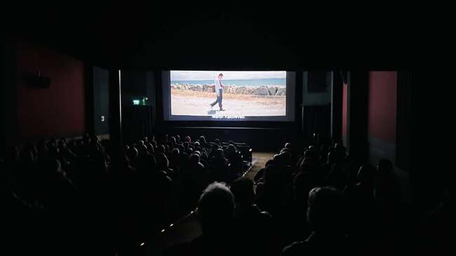 При препълнена зала в Сиатъл беше прожектиран филмът „Не затваряй очи“, съобщи почетният консул на България в щата Вашингтон Елка Русков