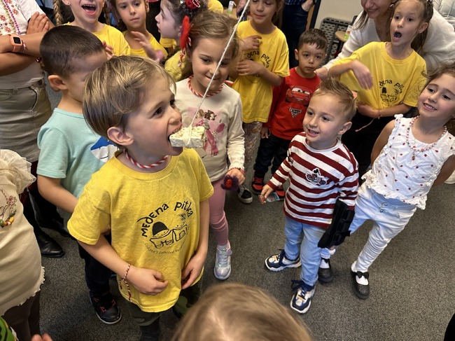 Децата от програмата „Медена питка“ към Българския център за култура и наследство в Сиатъл твориха мартеници и пресъздадоха обичая „хамкане“