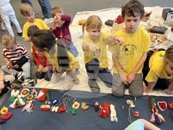 Децата от програмата „Медена питка“ към Българския център за култура и наследство в Сиатъл твориха мартеници и пресъздадоха обичая „хамкане“