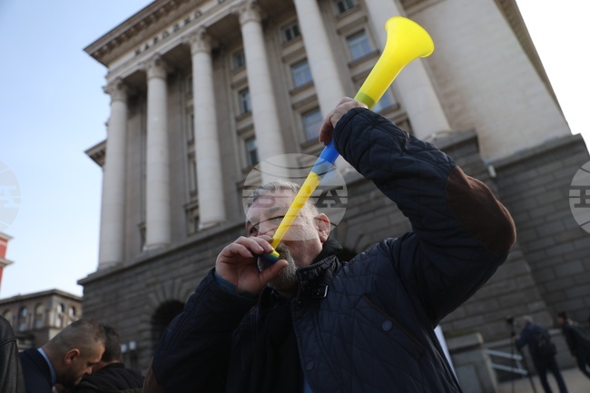 Граждани протестират в „триъгълника на властта“ в столицата