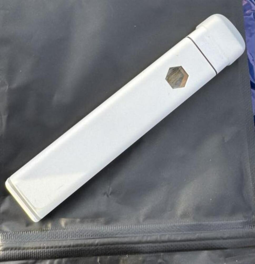 Полицаи задържаха в Нови пазар 19-годишен за притежание на вейп с наркотично вещество