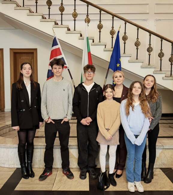 Презентация за Петър Увалиев представиха от училище „Васил Левски“ в Кеймбридж в ученическата конференция в Българското посолство в Лондон