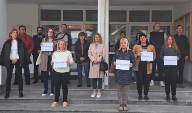 Преподаватели и ученици от царибродската гимназия запазиха 15 минути тишина в памет на загиналите при трагедията в Нови Сад