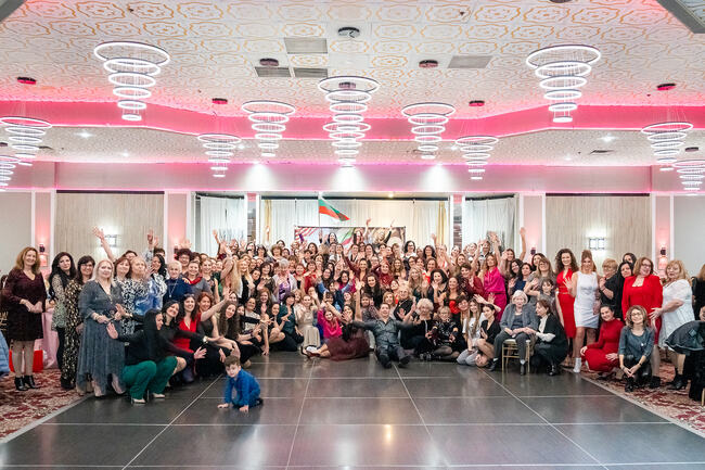 Женско парти събра сънароднички на възраст от 9 месеца до 100 години в Чикаго