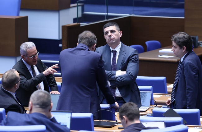 Ако Борисов е прав, че има заговор, то в основата му са Делян Пеевски, президентът Румен Радев и „Възраждане“, смята Ивайло Мирчев от ПП-ДБ