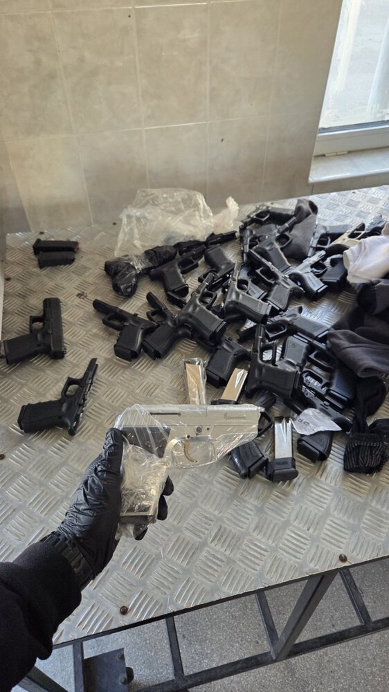 Четирима полицейски началници в Южна Сърбия са арестувани заради изчезнали 500 пушки, пистолети и боеприпаси