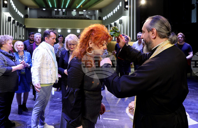 Любов, единство и творчество пожела отец Дончо Александров на трупата на Варненския театър по повод неговата 104-годишнина