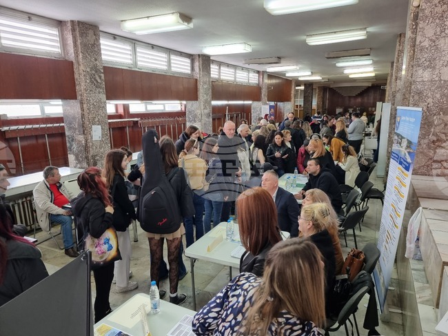 Бизнесът у нас търси за летния сезон все повече работници от чужбина, показват данни на Бюрото по труда в Бургас