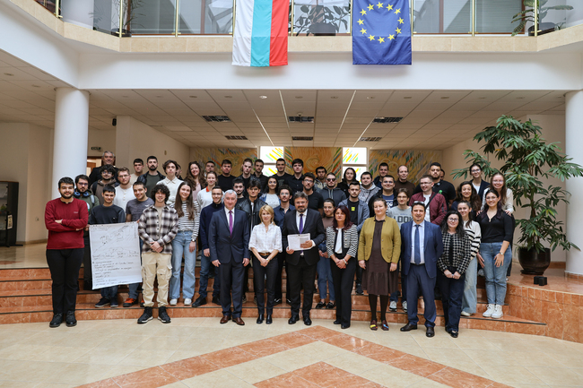 Проектите на отборите „Гид спирка“ и „Оптимизирана чистота“ си поделиха първото място в хакатон на тема „Изкуствен интелект и умни градове“