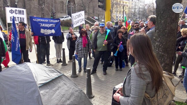 Представители на синдикат "Защита" се събраха на протест с настояване за решаване на редица проблеми в здравеопазването