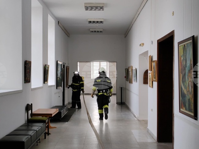 Огнеборци загасиха симулиран пожар в Художествената галерия в Силистра
