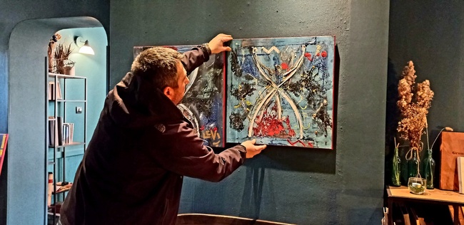 Картини със злато и сребро и скрити послания показва в юбилейна изложба „Най-ценното“ фотографът и художник Виктор Леви