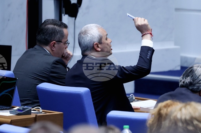 За форма на конфронтация между КС и НС, нарушаване устоите на конституционния ред и оставка на ЦИК, се чу в дебатите по декларацията на парламента