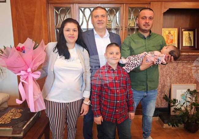 Семейството на първото бебе на Плевен за годината получи 600 лв. и подарък от кмета