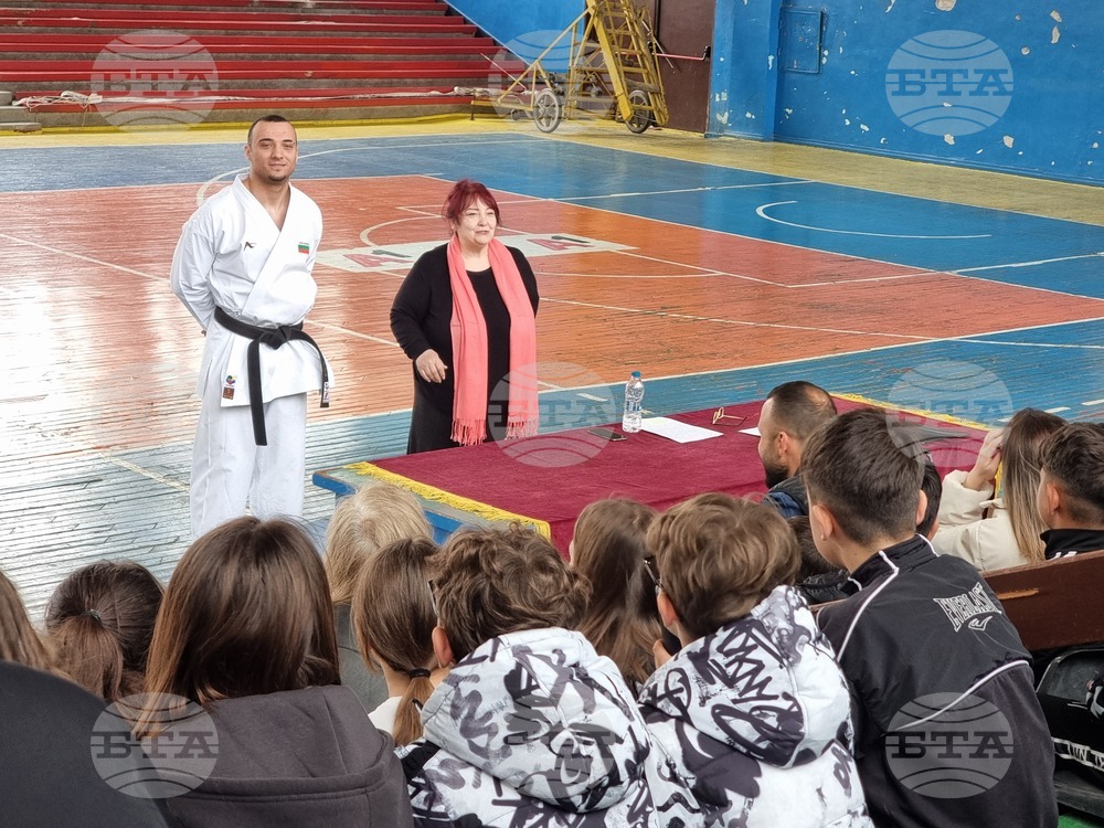 Европейският шампион по карате при младежите Тунджай Тасим направи демонстрация пред ученици, за да покаже ползите от спорта