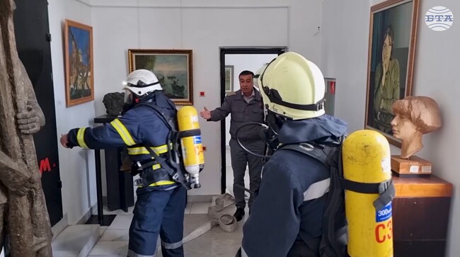 Огнеборци загасиха симулиран пожар в Художествената галерия в Силистра
