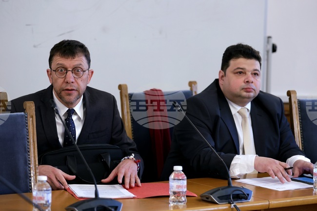 Правна комисия изслуша двамата кандидати за конституционни съдии от квотата на Народното събрание