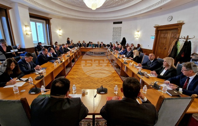 Работна група в парламента обсъжда промените в Изборния кодекс с представители на ЦИК, министерства и неправителствени организации