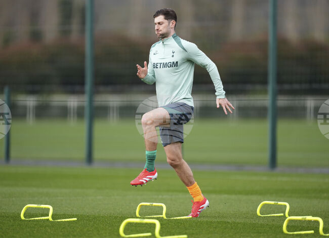 Защитникът на Тотнъм Дейвис може да стане временен мениджър на състава