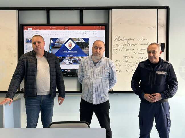 Ученици от Нови пазар и Каспичан ще обучават възрастни хора как да се предпазят от телефонни измами 