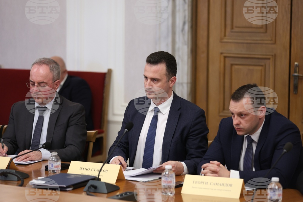 България е заплашена от санкции за неизпълнение на изискванията на Закона за енергията от възобновяеми източници, предупреди министър Станков