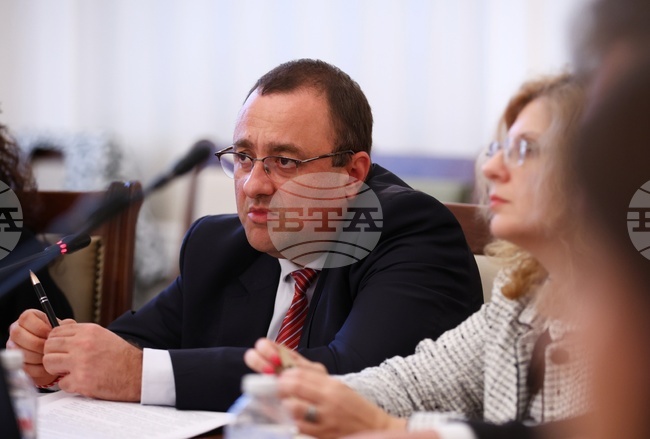 Министър Иванов съобщи, че последните два месеца се отчита голям напредък по обявяването на обществените поръчки по първия етап на програмата за саниране на жилищните сгради по НПВУ