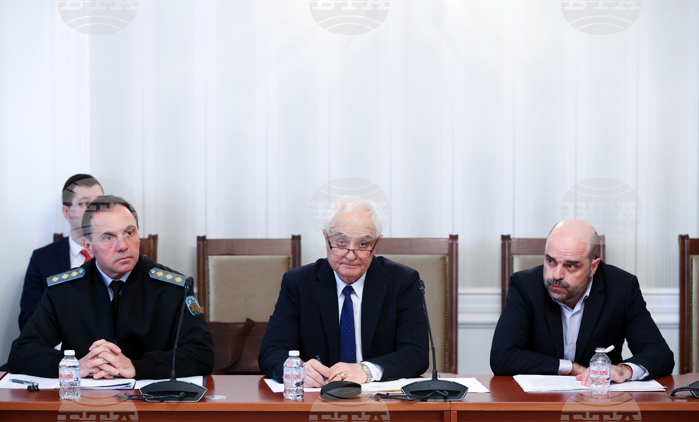 Осигурена е подготовката на летателните средства, за да бъде утроена възможността за гасене на пожари с хеликоптери, каза Атанас Запрянов