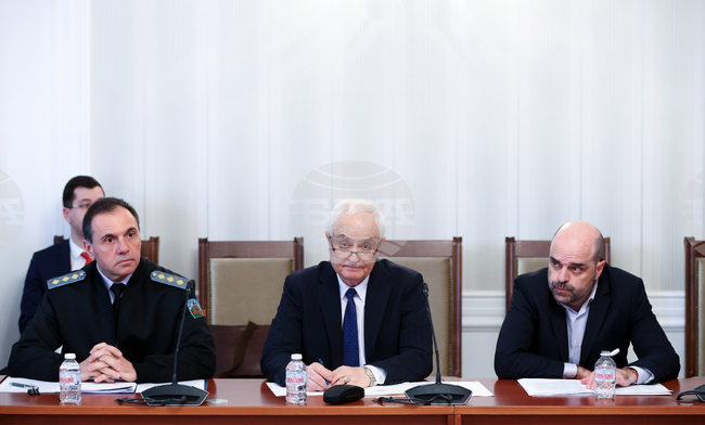 Осигурена е подготовката на летателните средства, за да бъде утроена възможността за гасене на пожари с хеликоптери, каза Атанас Запрянов