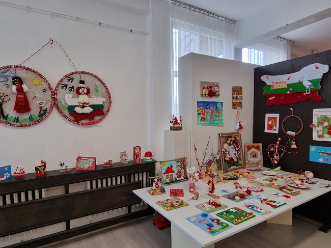 Наградиха победителите в ежегодния конкурс за рисунка, мартеница и мартенско пано на Община Свищов