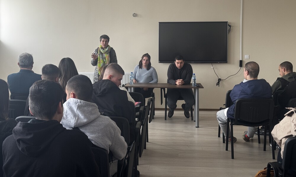 В образователна среща „Разговор от първо лице“ гимназисти от Хасково получиха съвети за предпазване от употреба на наркотици
