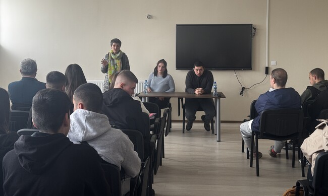 В образователна среща „Разговор от първо лице“ гимназисти от Хасково получиха съвети за предпазване от употреба на наркотици