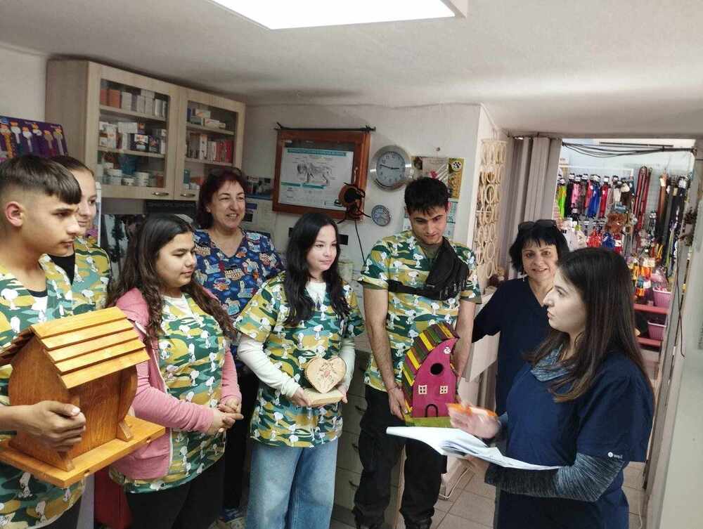 Ученици от Разград дариха ръчно изработени от тях къщички за птици на ветеринарен център 