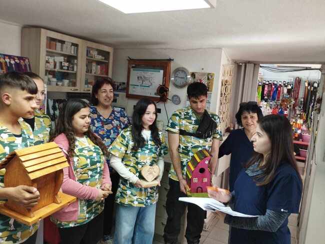 Ученици от Разград дариха ръчно изработени от тях къщички за птици на ветеринарен център 