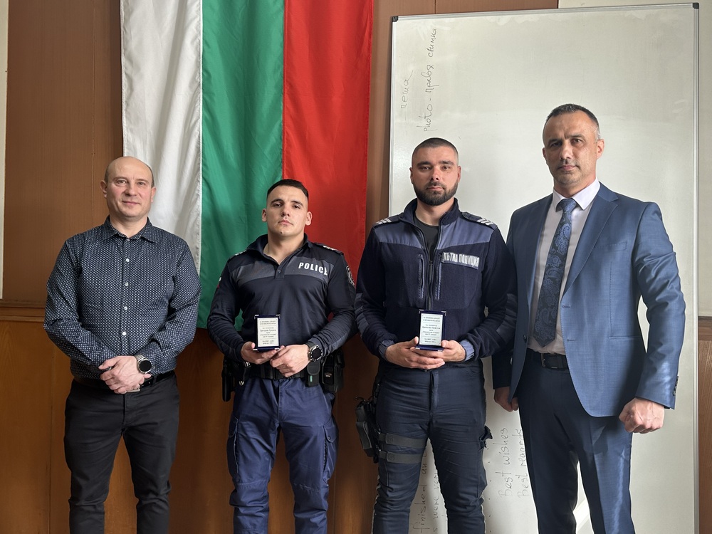 Наградиха двамата полицаи, спасили възрастен мъж от пожар в луковитско село