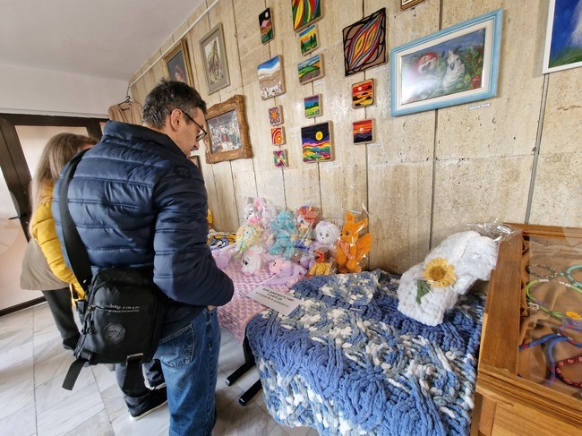 Библиотеката в Смолян представи в изложба произведения на майстори на ръчните занаяти 