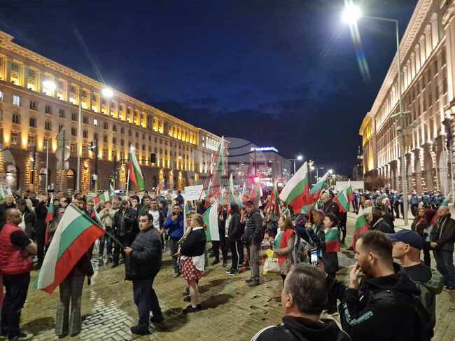Симпатизанти на партия "Величие" се събраха на протест пред сградата на Народното събрание 