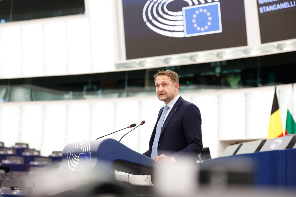 ЕК не отхвърля възможността за отнемане на запорираното в ЕС руско имущество, ако има законова възможност