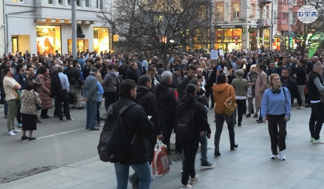 Граждани протестират в центъра на София, обявявайки се в подкрепа на правовата държава и честни избори