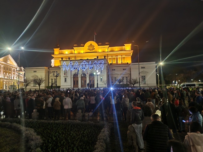 Полицията задържа млад мъж, който пусна фойерверк след края на протеста пред историческата сграда на Народното събрание