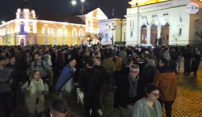 С шествие до сградата на Народното събрание продължи започналият пред Съдебната палата по-рано днес протест