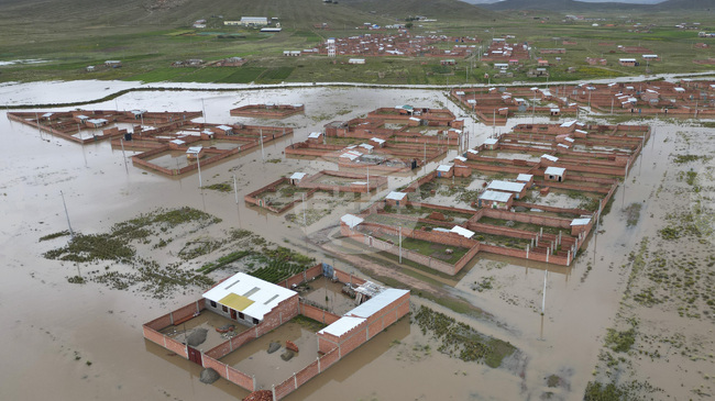 Преливането на река в Боливия отне живота на най-малко 20 души 
