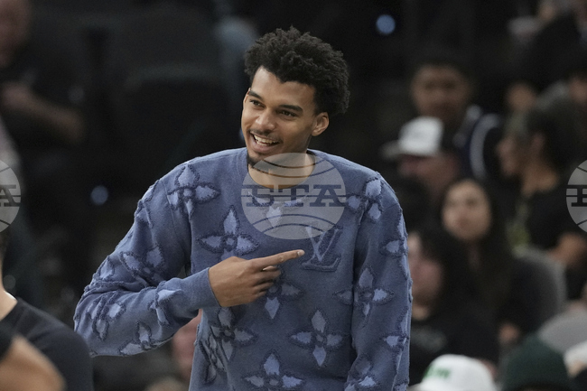 Участието на френския национал Виктор Уембаняма на Евробаскет 2025 остава под въпрос