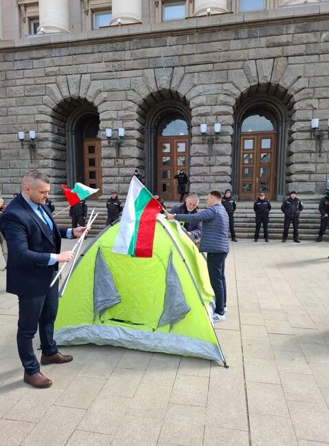 Гражданска инициатива „Будители“ прави палатков лагер пред Народното събрание