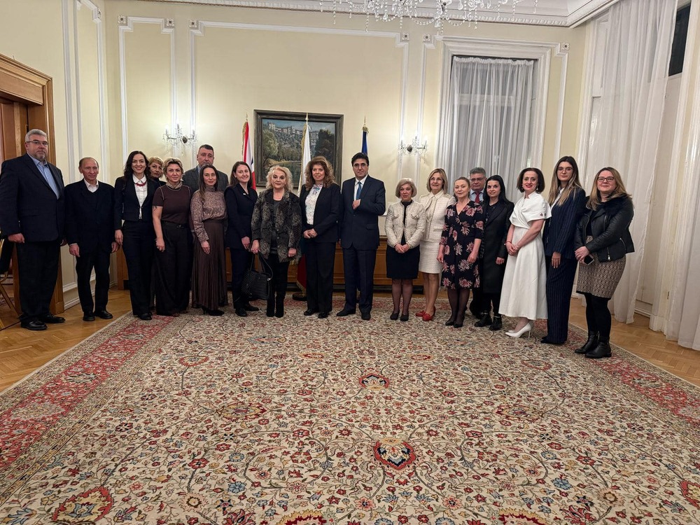 Цвети Апостолов, ръководител на училище „Хан Аспарух“ в Брайтън, участва в срещата на Илияна Йотова с български учители в Лондон