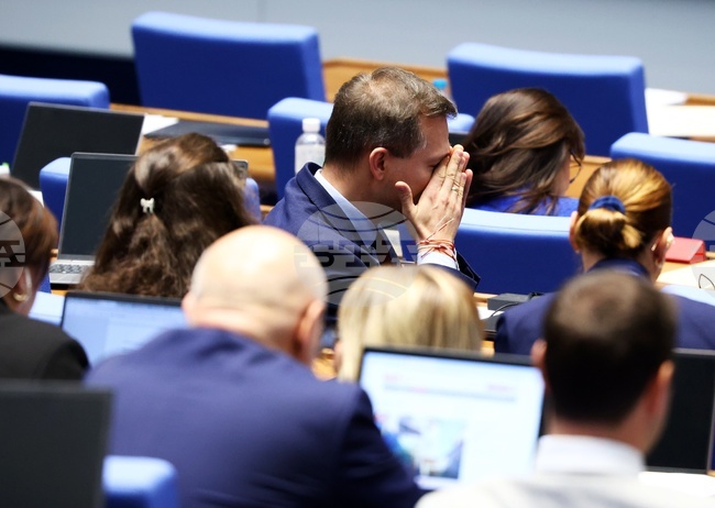 Единодушно с 208 гласа „за“ парламентът удължи с три месеца срока на действие на временната комисия по проблемите с безводието в страната