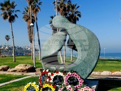 Сънародници отбелязаха Деня на спасяването на българските евреи пред паметника на Спасението в Тел Авив