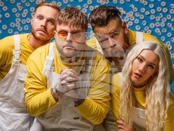 Дара и The Lottery Winners пеят преди Роби Уилямс на стадион „Васил Левски“, на 28 септември, снимка – Fest Team