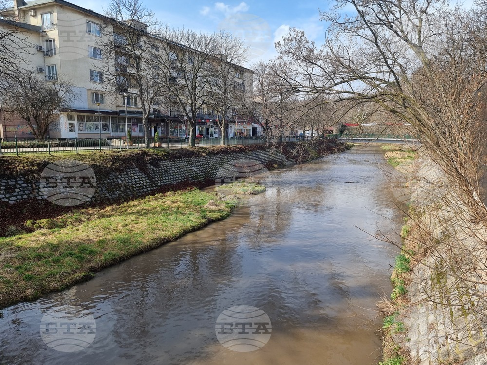 Поредна промяна в цвета на река Струма в Перник е установена от граждани рано тази сутрин